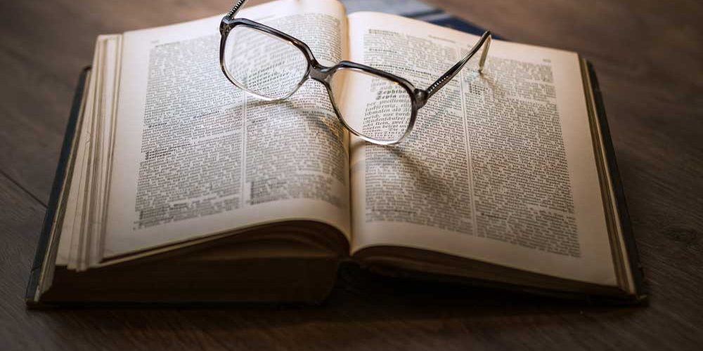 Óculos e livro