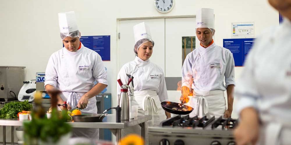 Saiba quais são as principais áreas de atuação para o curso de gastronomia, além das principais matérias da graduação.